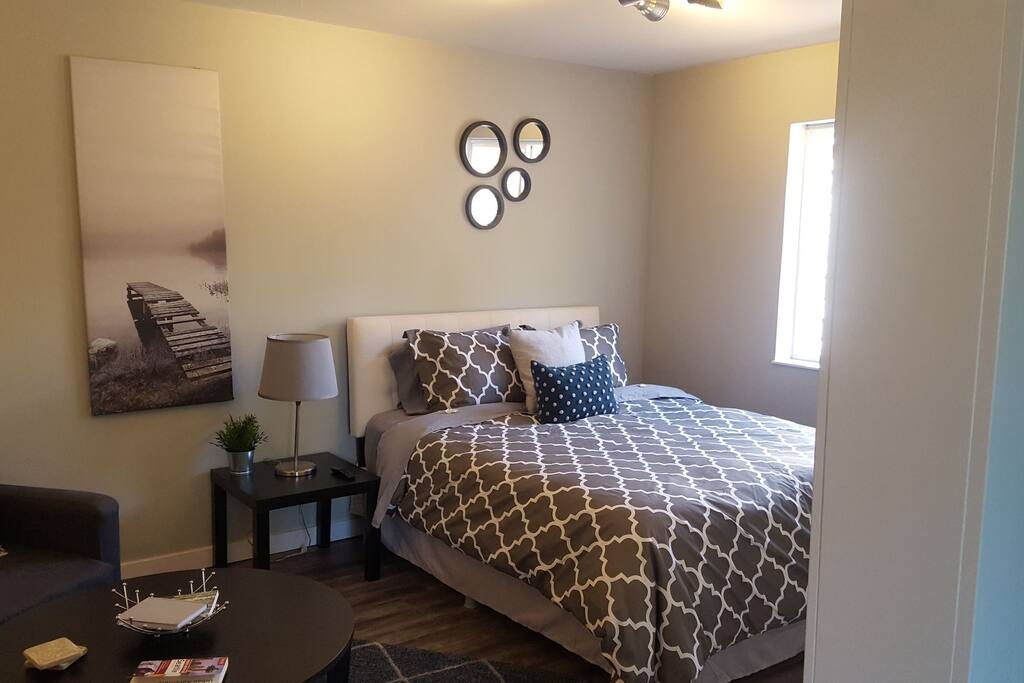 Main room, queen size bed.