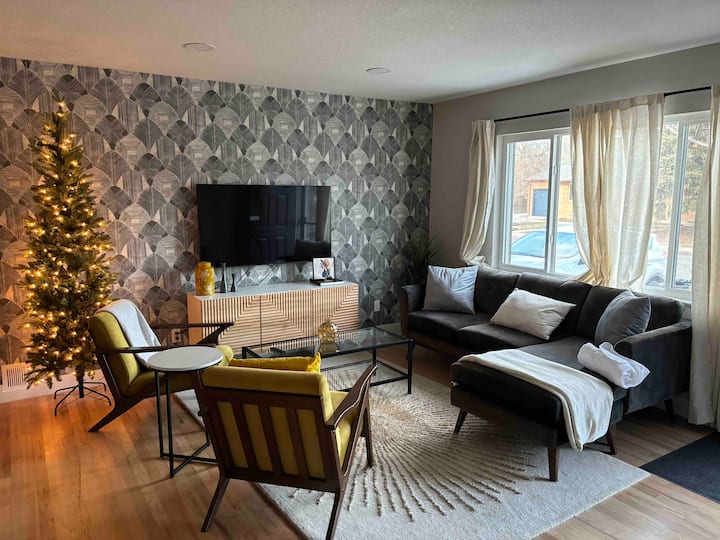 Ponemos el árbol de Navidad, la decoración de Navidad en la sala de estar y la iluminación navideña en la puerta principal. 