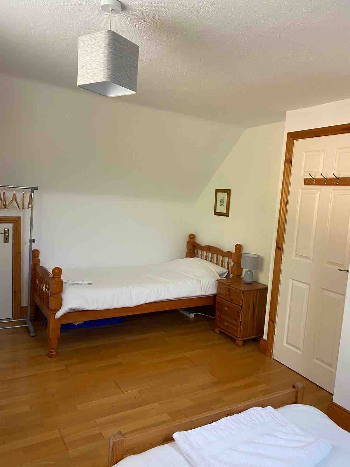 na poschodí spálňa s oddelenými posteľ