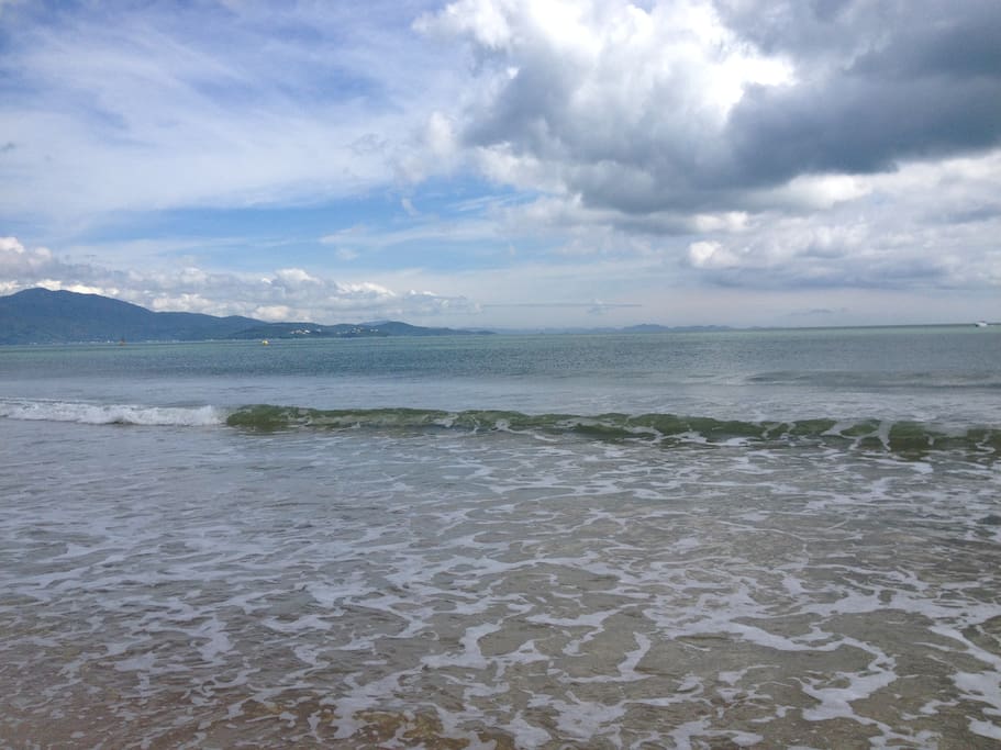 Praia de Jurerê Internacional, muito limpa e mar calmo.
