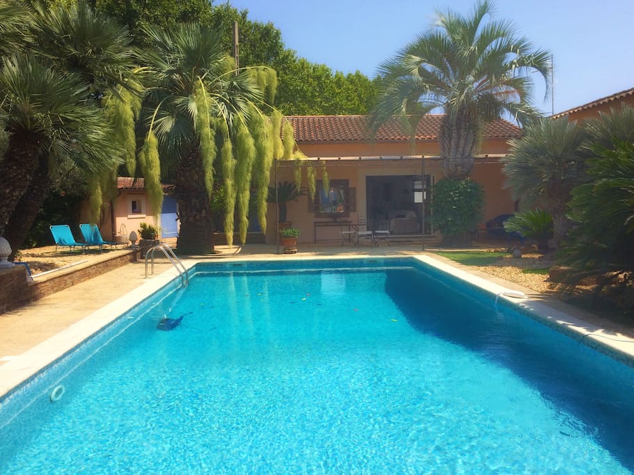 Vue de la maison et de la piscine.