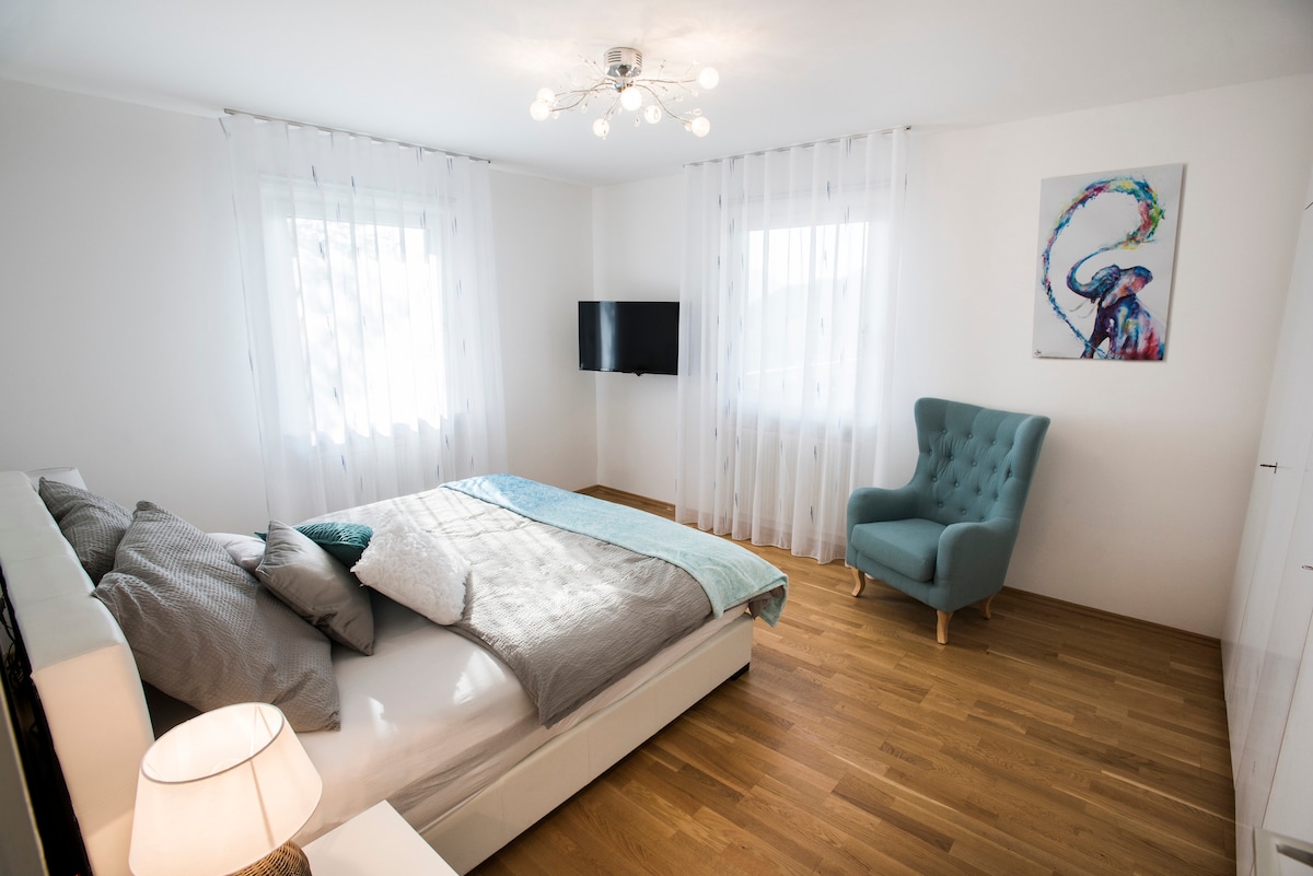 Chumba cha kulala w kingsize kitanda mtazamo juu ya ziwa