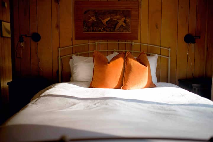 Queen bed with cotton linens