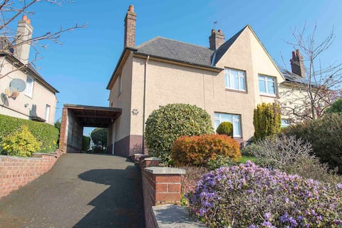 Lovely & bright home with gardens, near Edinburgh