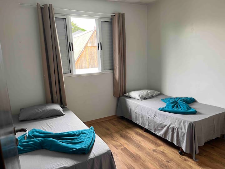 Ოთახი 2, ორი ერთადგილიანი საწოლით და სრული საწოლით 