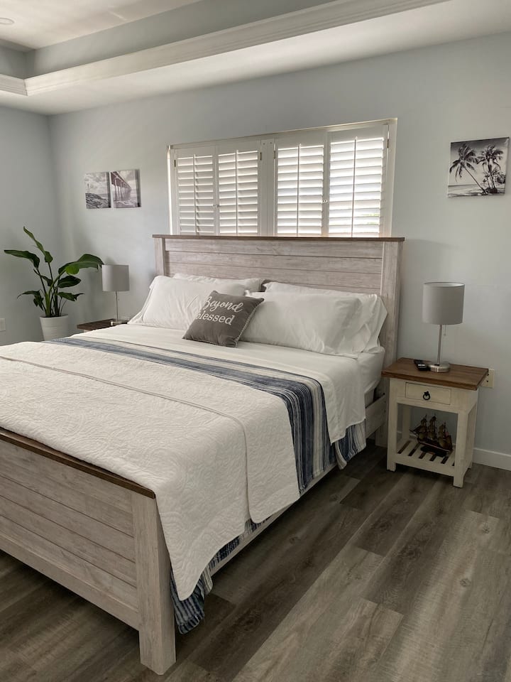 Главна спалня с голям размер и разтегателен диван.