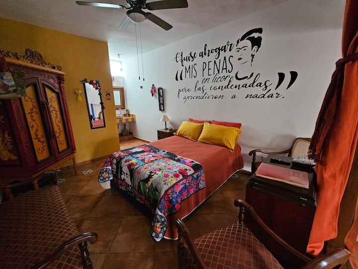 Recámara con cama matrimonial, pantalla, minisplit y baño completo 