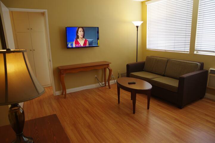 Hollywood Large Studio III