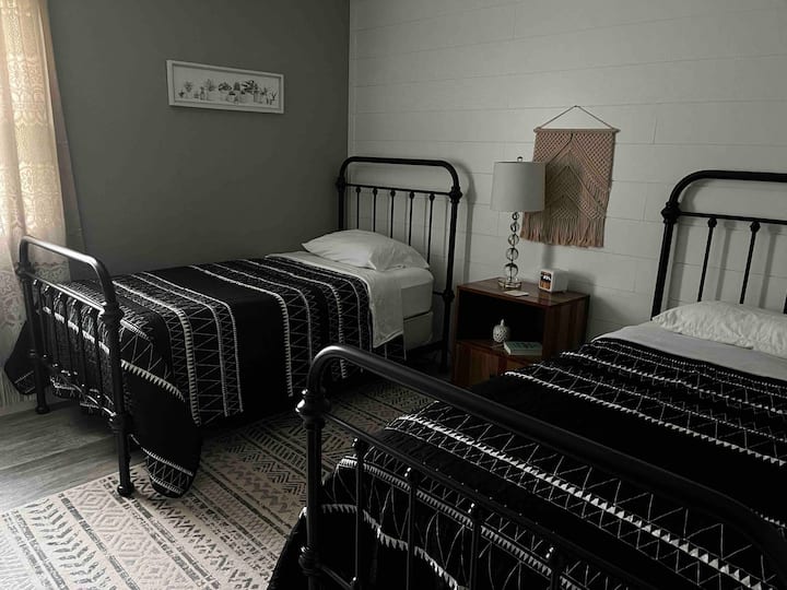 ห้องนอนพร้อมเตียงแฝด 2 หลัง 