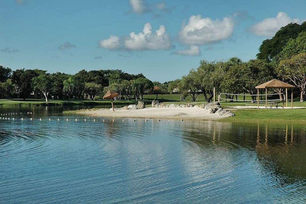 5 minutes from The Hammocks Lake. Enjoy this spectacular lake beaches!