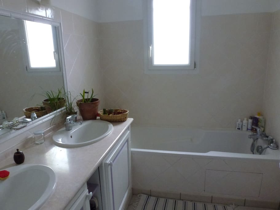 salle de bain de l'étage avec double vasque