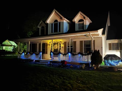 Quality retreat in Village hottub photo wall games