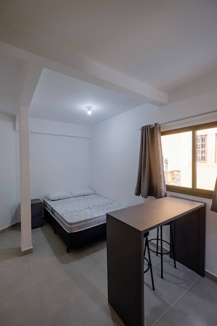 Dormitorio integrado.
- Cama doble con armario.
- Ropa de cama para 2 huéspedes.