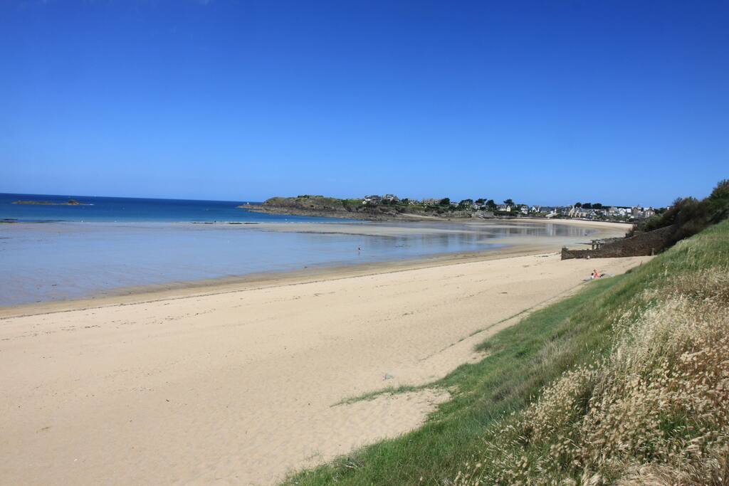 Vue de la plage située à 50 secondes de la maison.