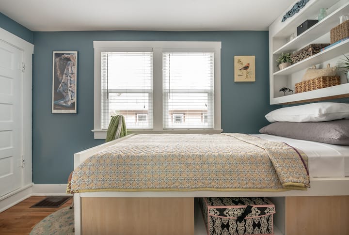 חדר שינה 1 - מיטה זוגית עם ארון