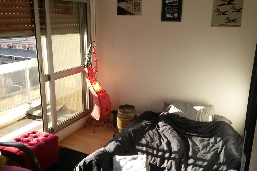 grand balcon , parfait pour les fumeurs , idéal pour prendre un café le matin