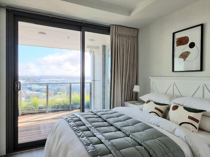 Ibinabahagi rin ng pangalawang silid - tulugan ang access sa sakop na balkonahe.