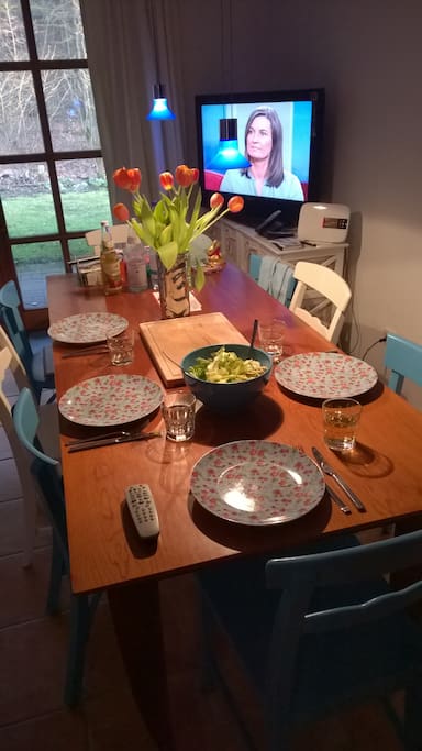 Gedeckter Tisch im Wohnzimmer...