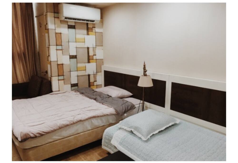 1 Queen bed , 1 sofabed