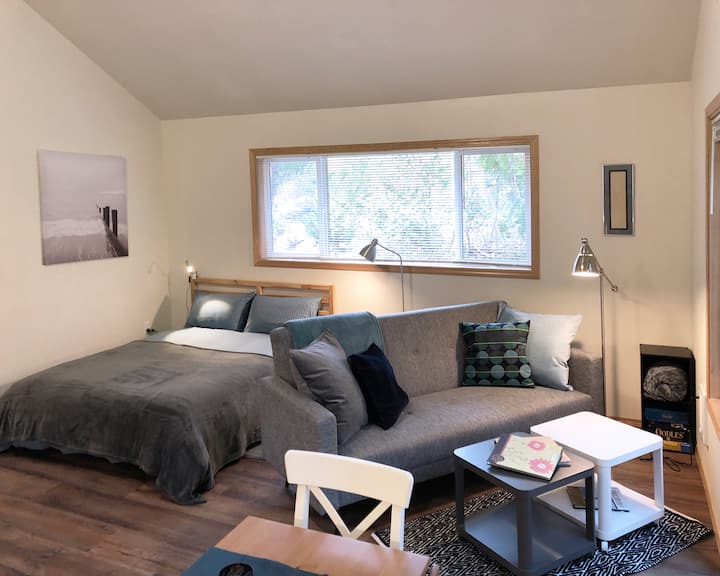 Удобен брачен кревет (широк 150-179 см) и кауч кој се склопува во брачен кревет (широк 180-179 см) обезбедува простор за спиење за 2-4 лица