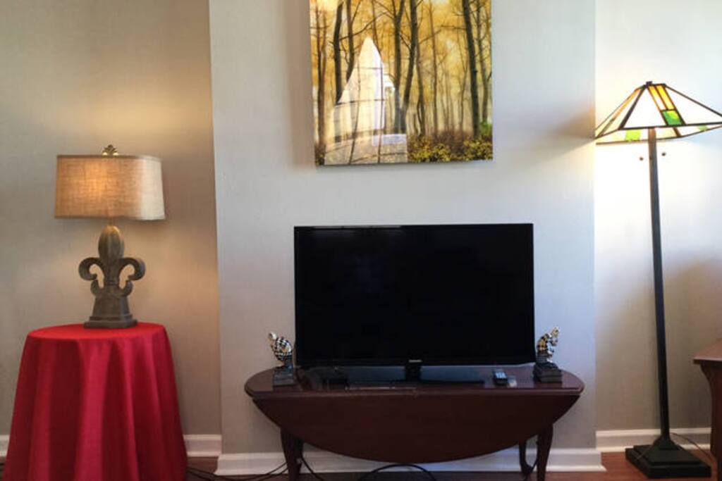 Comfortable living room with Apple TV, wifi, queen-size sofabed, recliner.