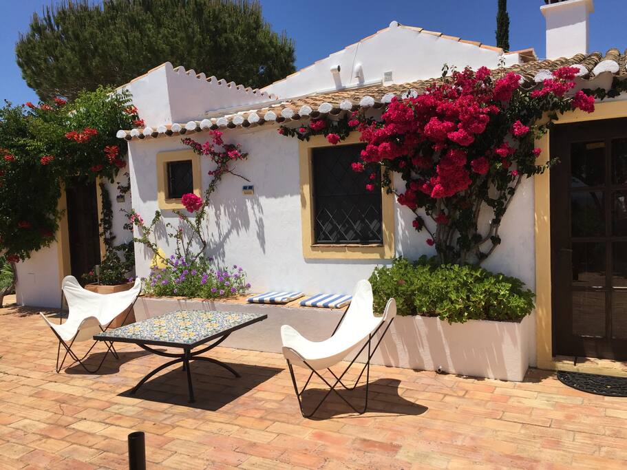 terrasse apéritive avec vue sur la piscine et la campagne