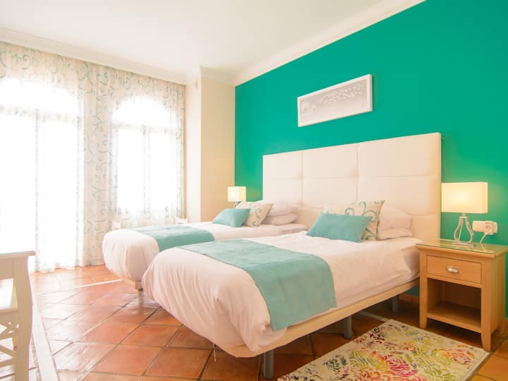 Spavaća soba za goste s izlazom na terasu, stol za šminkanje