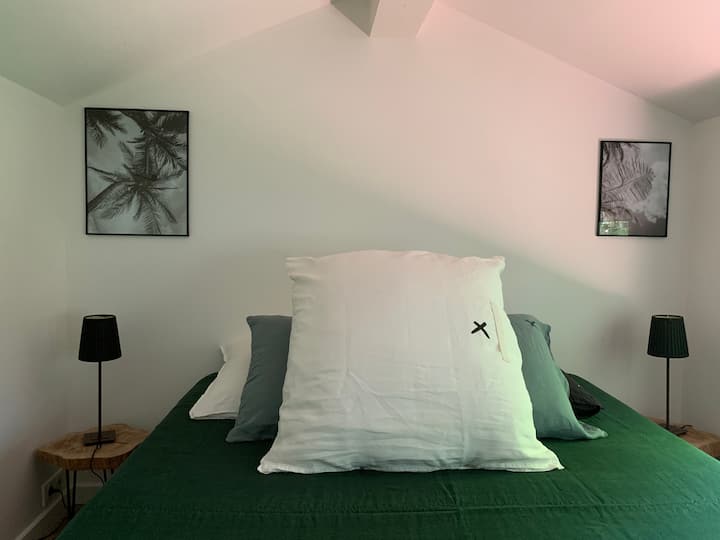 เตียงคิงไซส์ในห้อง 