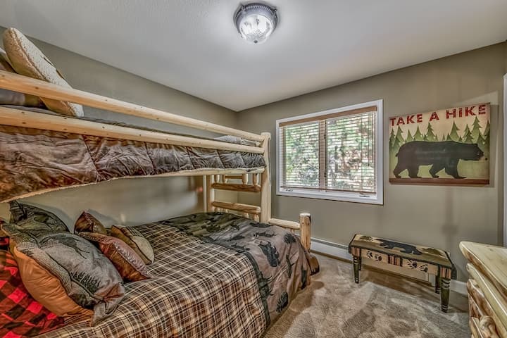 Apartman za goste ima osjećaj brvnare i nudi luksuzni krevet na kat s XL bračnim krevetom iznad Queen.  Kupaonica za goste nalazi se nasuprot hodnika. 