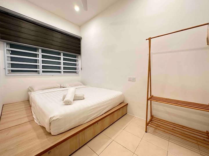 غرفة نوم 3 بسرير ملكي