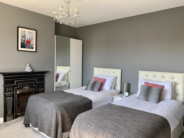 Chumba cha kulala 2 
(vitanda vinaweza kutengenezwa kama mapacha au super king)