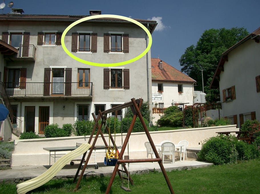 Situé ici côté jardin dans le cercle jaune,
l'entrée est au 1er étage
