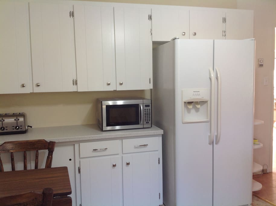 fully equipped kitchen with fridge,stove,microwave,dishwasher