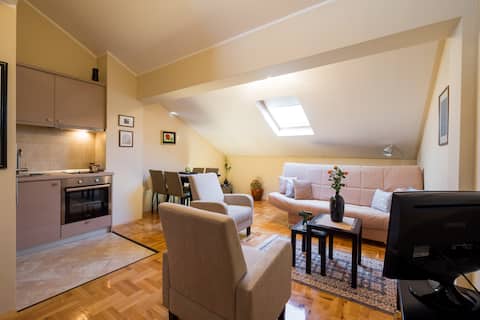 Top Airbnb: Central brand new with charming sleeping attic in Звездара