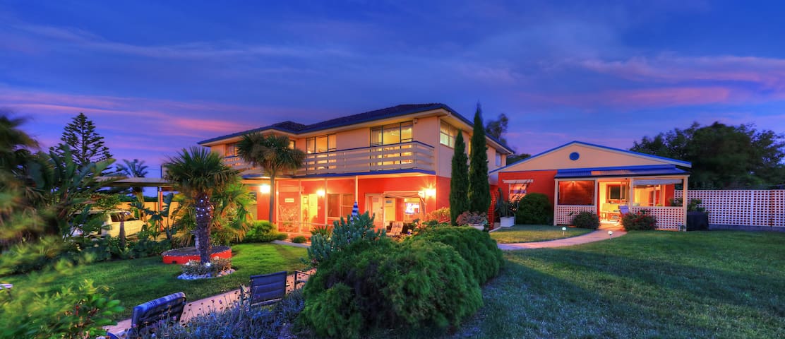 Alice Beside The Sea – 4 Bedroom Holiday House.