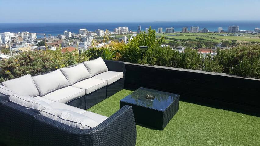 ♥ Skyroof apartment Ocean Views LOADSHED PROOF♥ gallery image 4