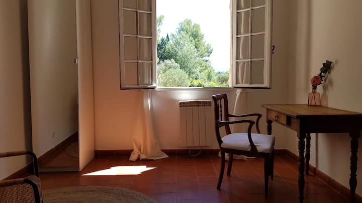 غرفة نوم في الطابق العلوي مواجهة للشرق