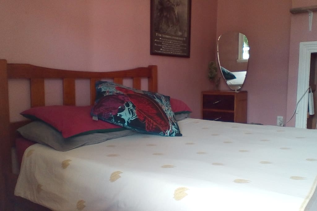 A cosy kiwiana room transformed with care per stay for you.