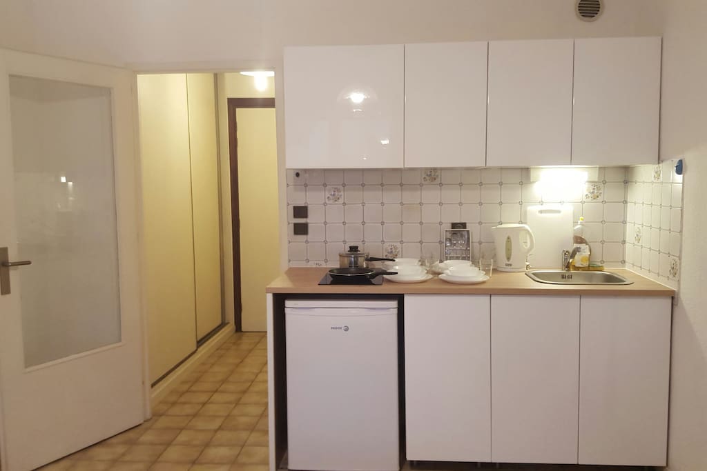 Cuisine equippée, avec la plaque chauffante, micro-onde, frigo, cafetiere et les poeles, casseroles, couverts, tasses...