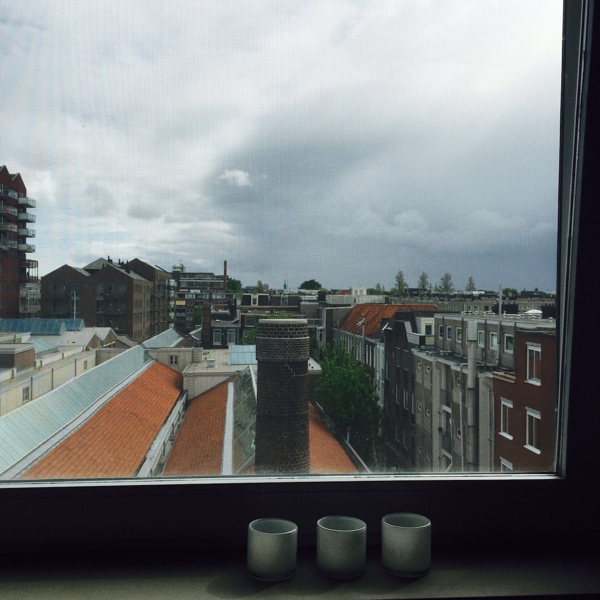 Uitzicht vanuit de slaapkamer op het dak van Food Hallen. Geen overlast hiervan. Insectenscherm is buiten het raam indien nodig.