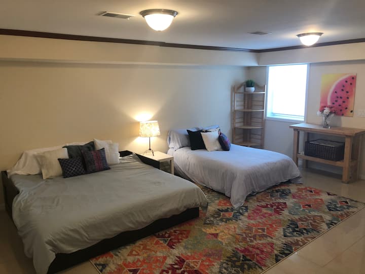 Vårt fjärde sovrum/familjerum är ett stort utrymme, fyllt med en dubbelsäng + dubbelsäng.  Ett härligt 1/2 badrum ligger intill detta utrymme.  Vi har nyligen lagt till en bonus med dubbelsäng/soffa för komfort.  Detta rum har också en TV för streaming.