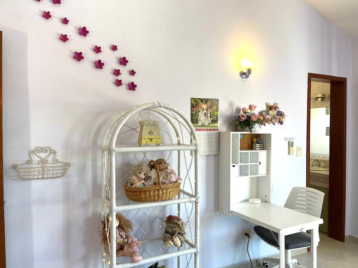 Dormitorio 3 mirando hacia el norte, la puerta conduce al baño