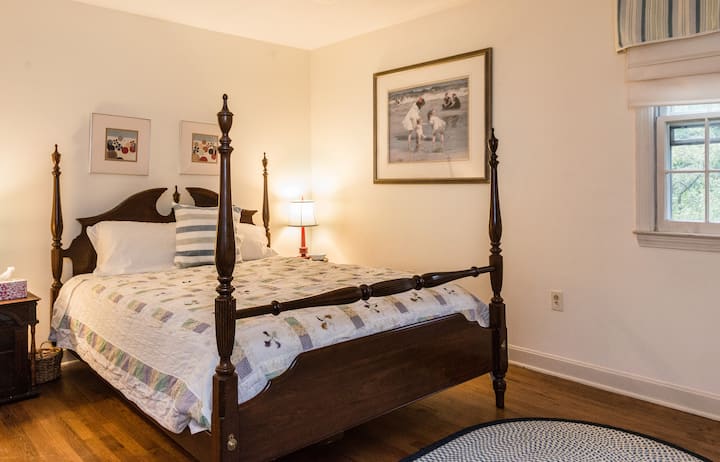 Esta cama ha sido reemplazada por una cama de baloncesto de cañón.  La cama nueva se ha reforzado con un 2 x 4 cada pie a lo largo de los listones de abajo.  Paul estaba reemplazando el listón con demasiada frecuencia, por lo que diseñó una mejor solución. ¡No hay listones rotos desde entonces!