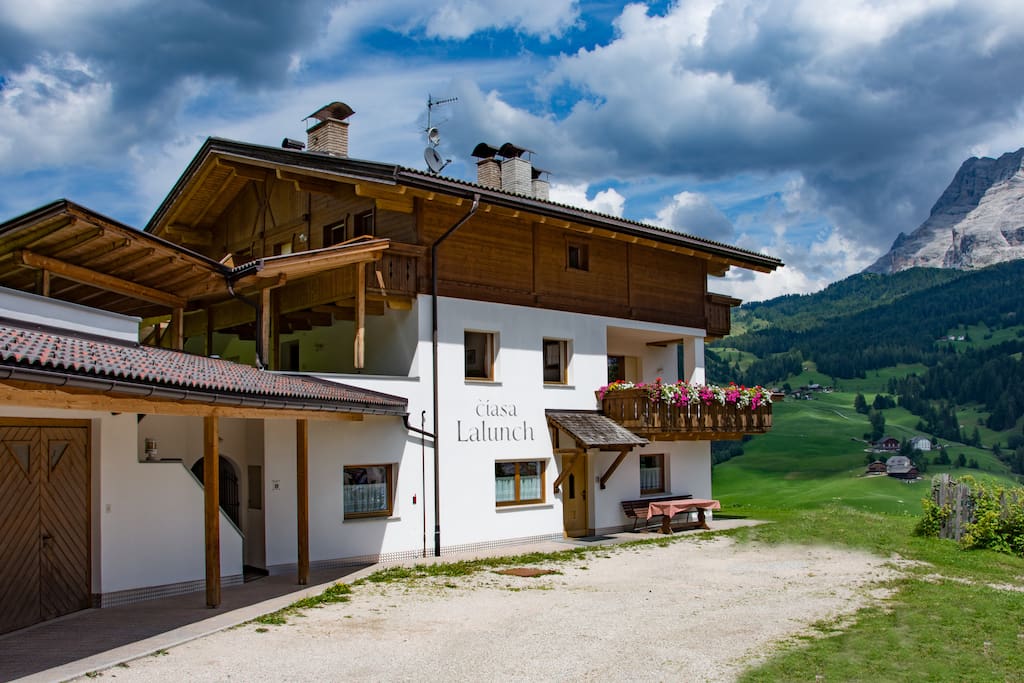 Villa Lalunch: esposizione a sud: appartamento al piano terra con vista sulle montagne: Sasso S.Croce e Gardenazza