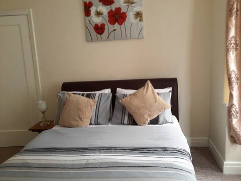 Spacious King bedroom in a self contained flat