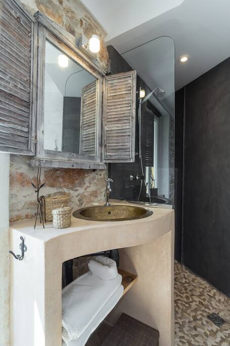 salle d'eau avec douche et vasque sur mesure dans la deuxième chambre
