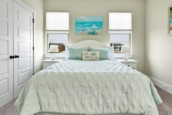 Slaapkamer op de 2e verdieping met queensize bed