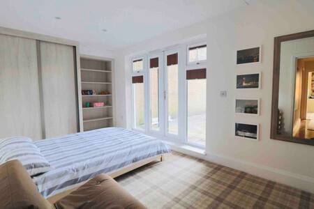 Double bedroom /bath with parking in Ealing