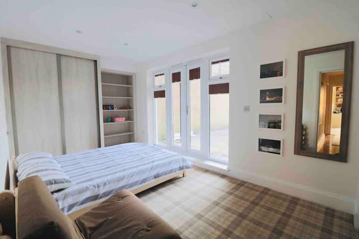 Double bedroom /bath with parking in Ealing