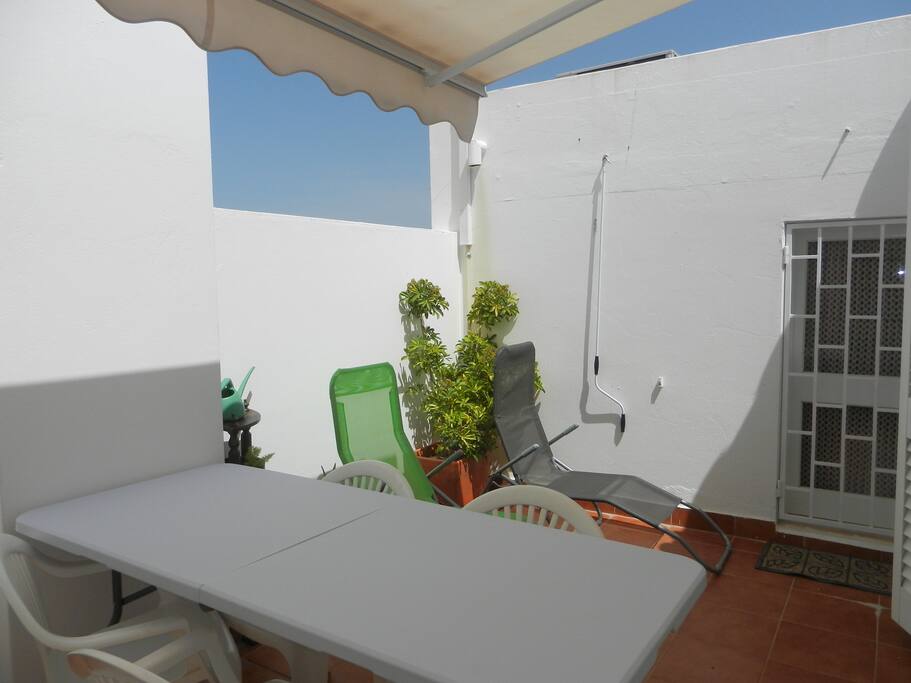 Patio, chaises longues
